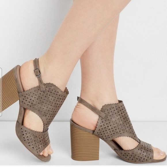 Maurices "Emilia" SZ 8 Taupe Perforated Block Heels Open Toe Sling Back Neutral - Picture 1 of 12